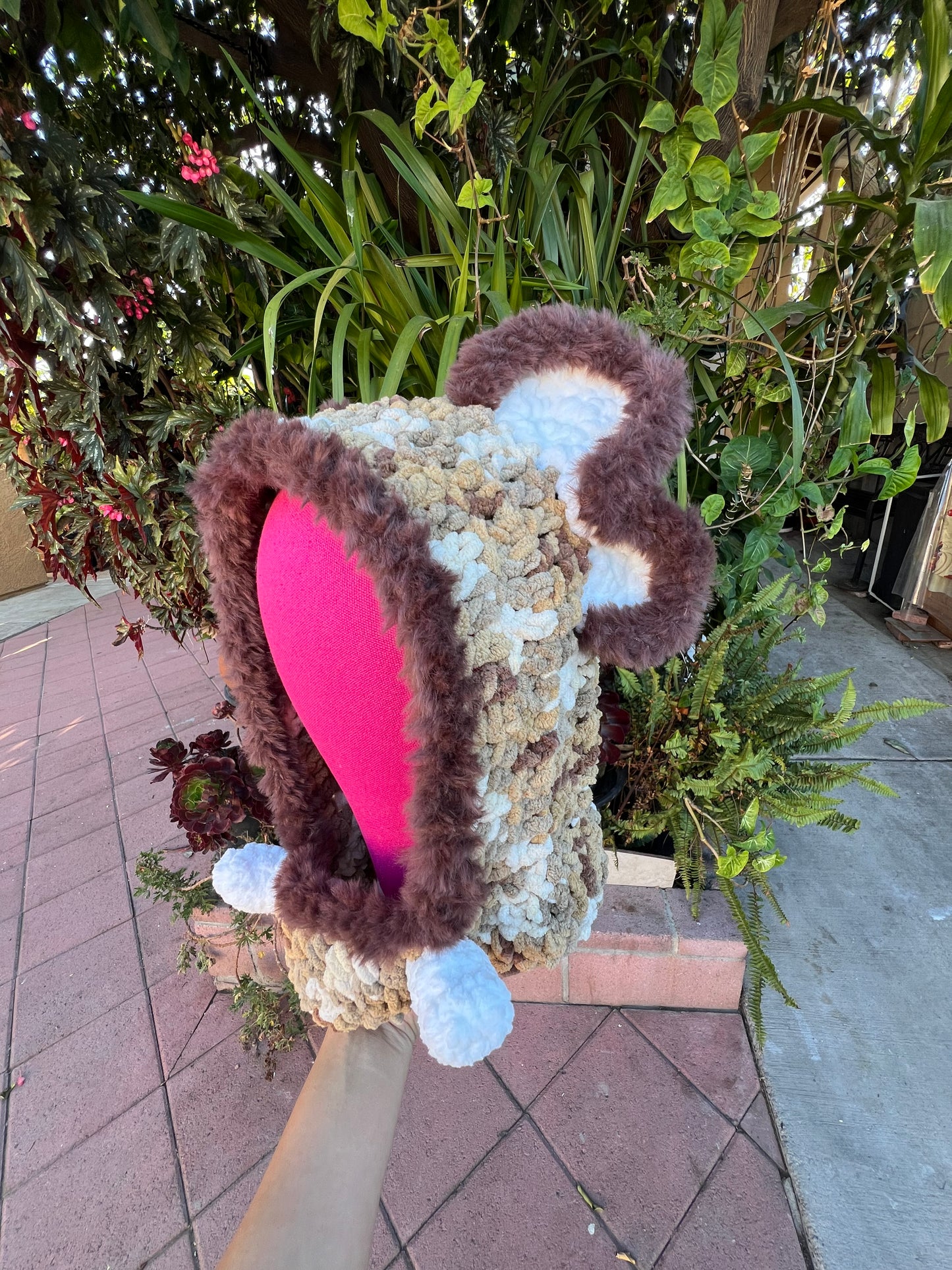 🦣  dark brown ears